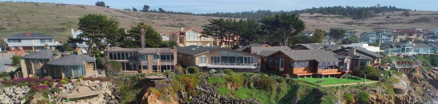 row of oceanfront homes in Cambria, California